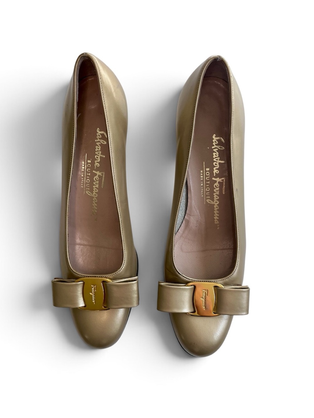 Vintage Salvatore Ferragamo Metallic Gold Vara Bow Pump